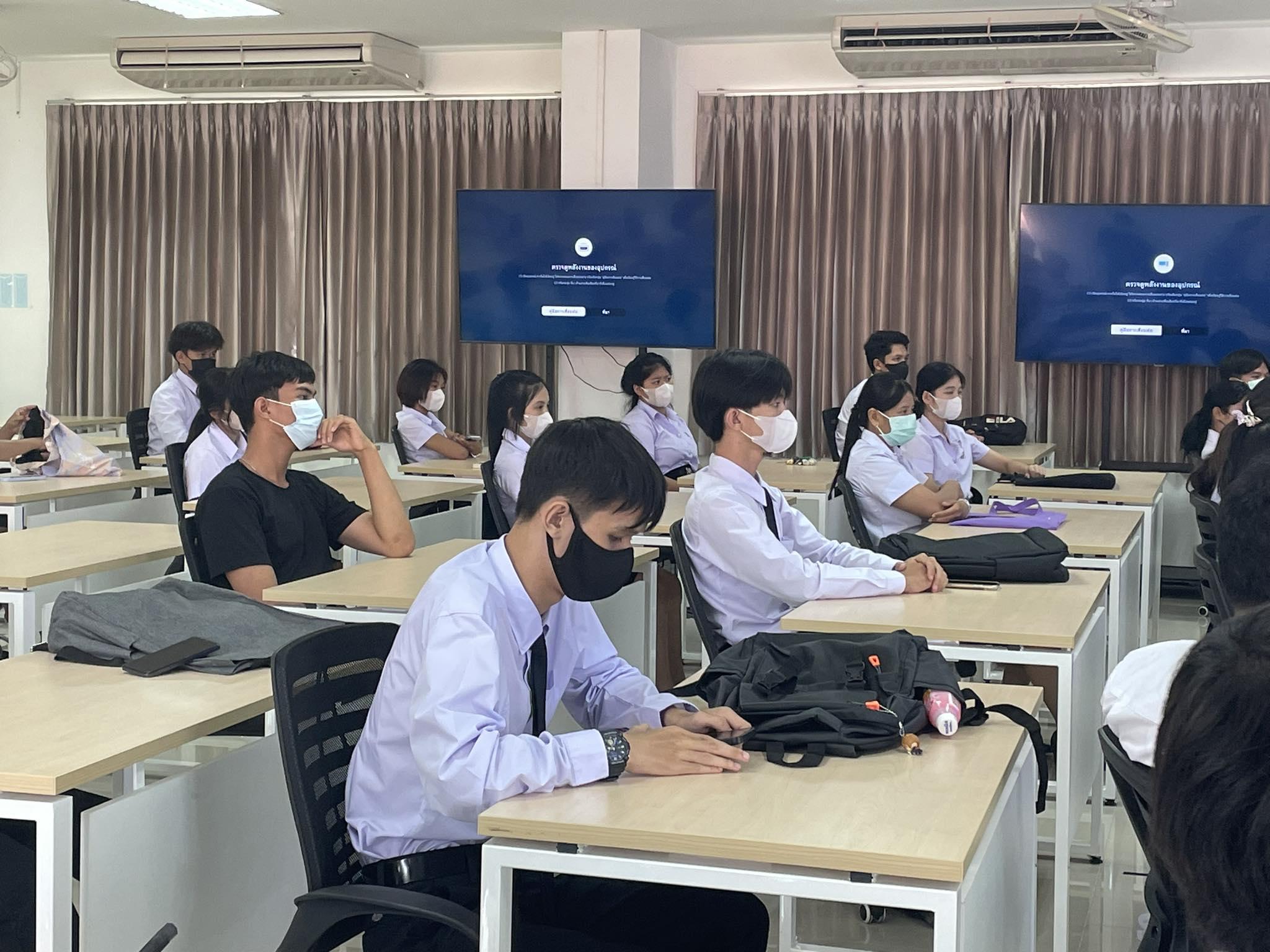 25. จัดกิจกรรมปฐมนิเทศ นักศึกษาชั้นปีที่ 1 โดยมี ดร.วิวัฒน์ ทวีทรัพย์ ประธานโปรแกรมวิชาคอมพิวเตอร์ กล่าวต้อนรับ พร้อมกับแนะนำคณาจารย์ และหลักสูตรการจัดการเรียนการสอนแก่นักศึกษา และนักศึกษายังได้เข้าพบอาจารย์ปรึกษาหมู่เรียน คือ ผศ.ศรินญาทหวาจ้อย ด้วย